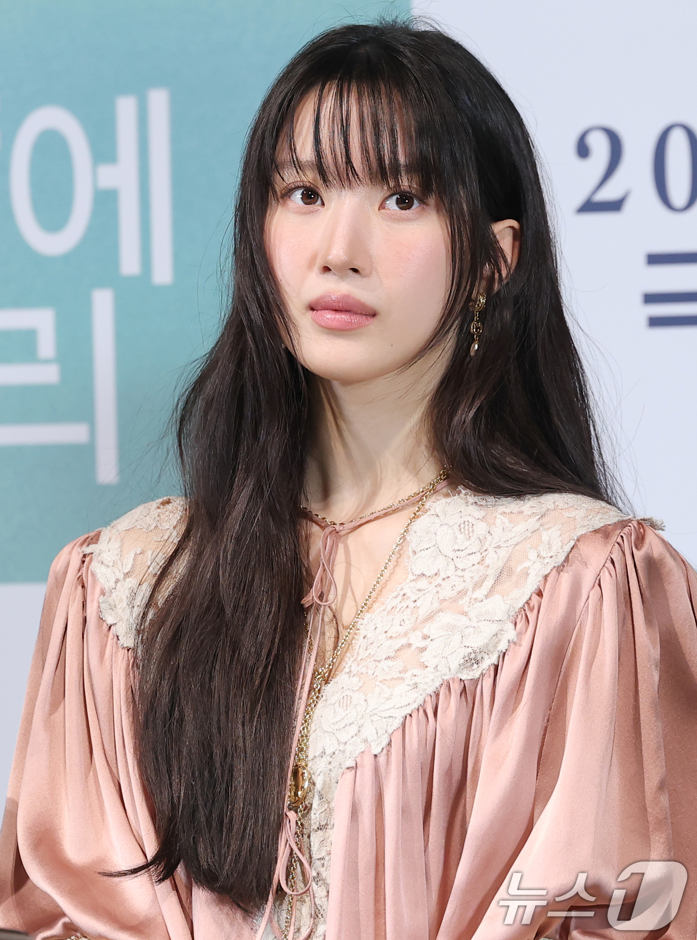 (서울=뉴스1) 권현진 기자 = 배우 문가영이 18일 서울 용산구 용산아이파크몰 CGV에서 열린 영화 ’만약에 우리‘(감독 김도영) 언론시사회에 참석해 매력을 발산하고 있다.’만약 …