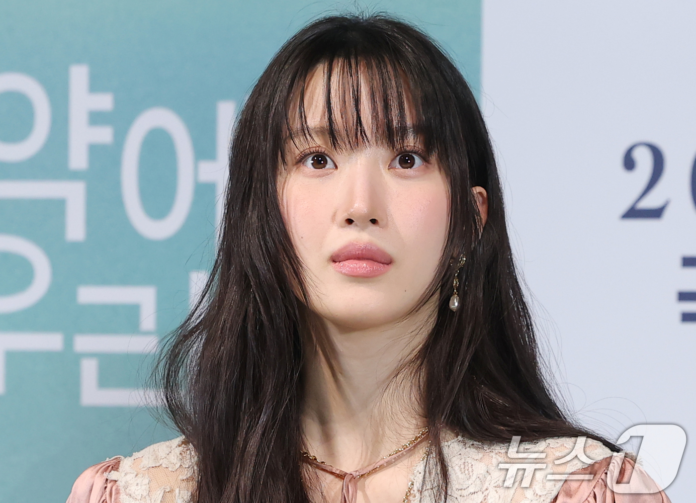 (서울=뉴스1) 권현진 기자 = 배우 문가영이 18일 서울 용산구 용산아이파크몰 CGV에서 열린 영화 ’만약에 우리‘(감독 김도영) 언론시사회에 참석해 매력을 발산하고 있다.’만약 …