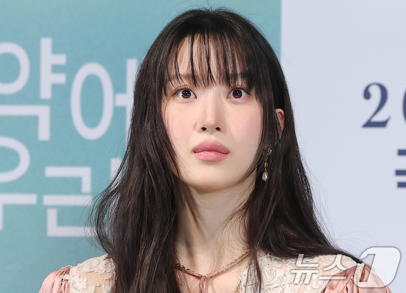 본문 이미지 - 배우 문가영이 18일 서울 용산구 용산아이파크몰 CGV에서 열린 영화 ’만약에 우리‘(감독 김도영) 언론시사회에 참석해 매력을 발산하고 있다. ’만약에 우리‘는 뜨겁게 사랑했던 은호(구교환 분)와 정원(문가영 분)이 10년 만에 우연히 재회하며 기억의 흔적을 펼쳐보는 현실공감연애를 그렸다. 2025.12.18/뉴스1 ⓒ News1 권현진 기자