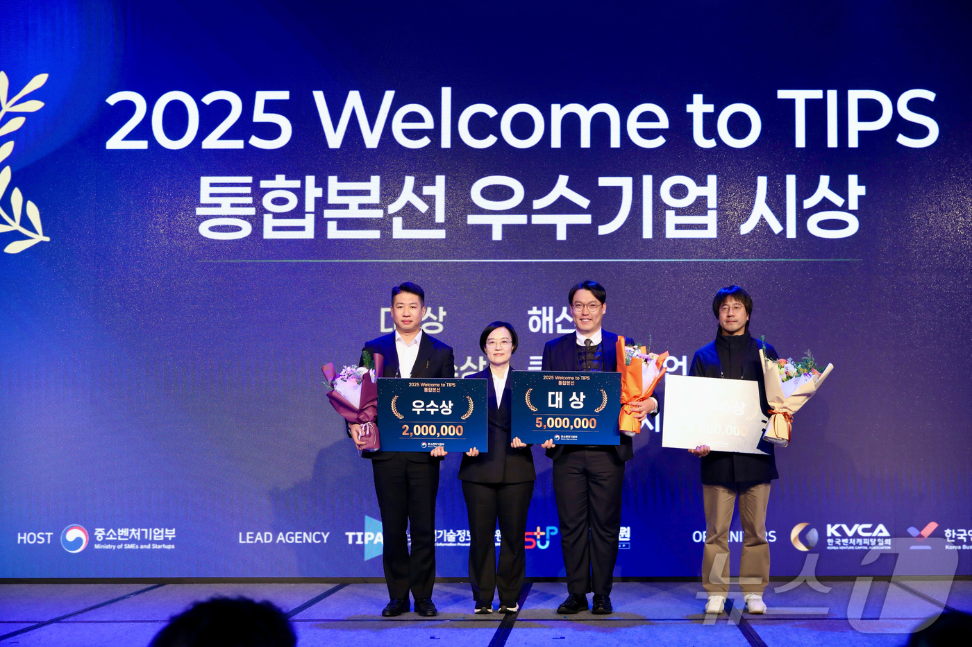 (서울=뉴스1) = 한성숙 중소벤처기업부 장관이 18일 서울 종로구 포시즌스호텔에서 열린 '팁스 성과공유회'에서 수상자들과 기념 촬영을 하고 있다. (중소벤처기업부 제공. 재판매 …