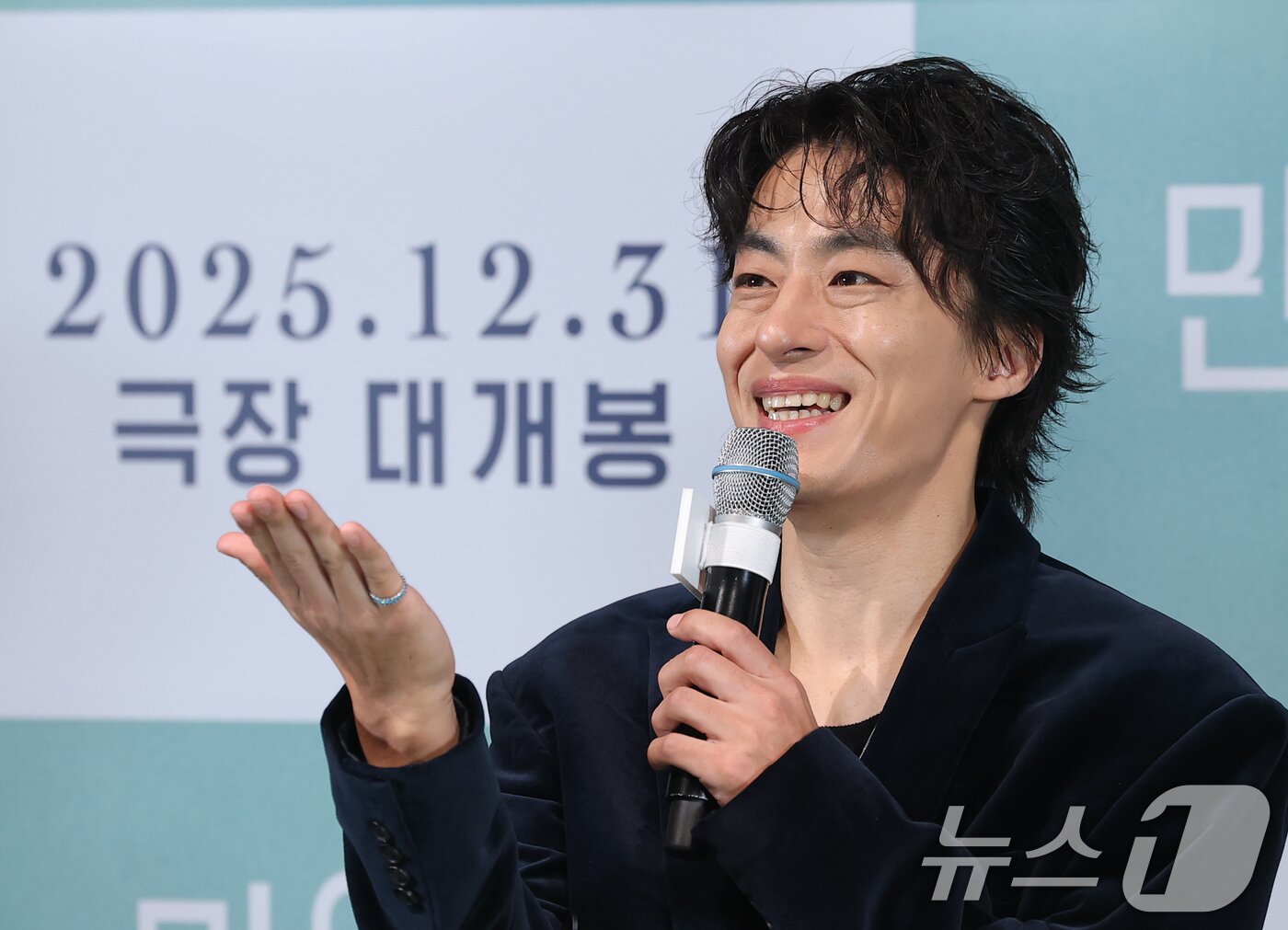 본문 이미지 - 배우 구교환이 18일 서울 용산구 용산아이파크몰 CGV에서 열린 영화 ’만약에 우리‘(감독 김도영) 언론시사회에 참석해 취재진 질문에 답하고 있다. ’만약에 우리‘는 뜨겁게 사랑했던 은호(구교환 분)와 정원(문가영 분)이 10년 만에 우연히 재회하며 기억의 흔적을 펼쳐보는 현실공감연애를 그렸다. 2025.12.18/뉴스1 ⓒ News1 권현진 기자