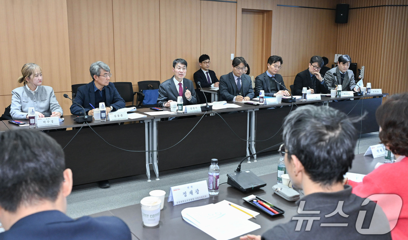 (대구=뉴스1) 공정식 기자 = 18일 오후 대구시청 동인청사에서 김정기 대구시장 권한대행 주재로 '국립치의학연구원 유치 추진현황 점검회의'가 열리고 있다. (대구시 제공. 재판매 …