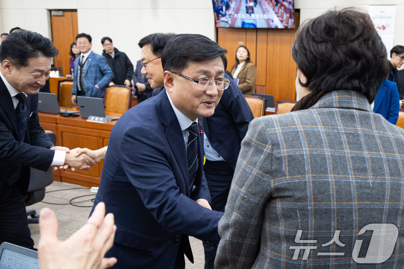 (서울=뉴스1) 유승관 기자 = 김성환 기후에너지환경부 장관이 18일 서울 여의도 국회에서 열린 제430회 국회(임시회) 기후위기 특별위원회 제8차 전체회의 산회 후 의원들과 인사 …