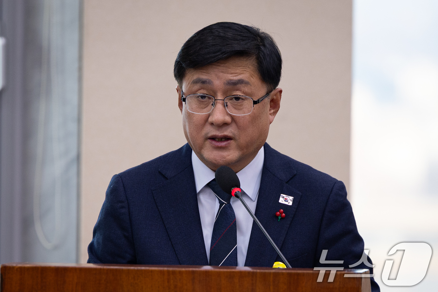 (서울=뉴스1) 유승관 기자 = 김성환 기후에너지환경부 장관이 18일 서울 여의도 국회에서 열린 제430회 국회(임시회) 기후위기 특별위원회 제8차 전체회의에서 법안 의결 인사말을 …