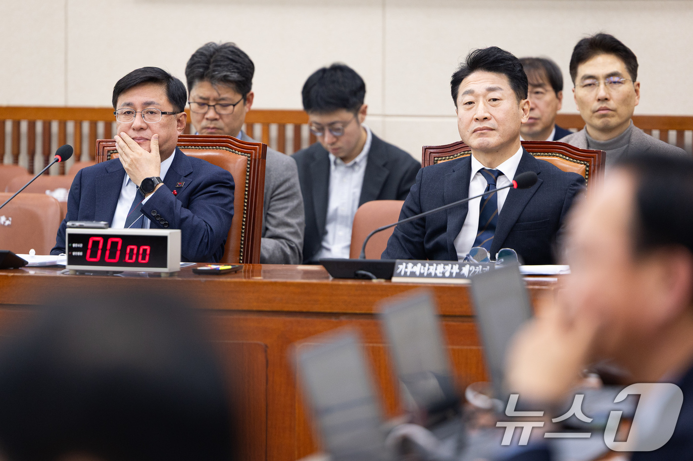 (서울=뉴스1) 유승관 기자 = 김성환 기후에너지환경부 장관과 이호현 2차관이 18일 서울 여의도 국회에서 열린 제430회 국회(임시회) 기후위기 특별위원회 제8차 전체회의에서 법 …