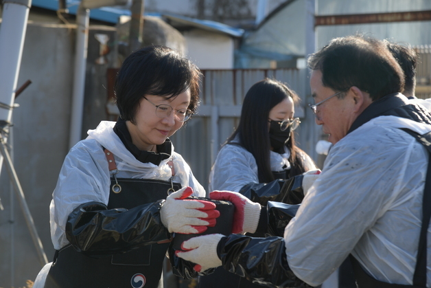 식약처, 연탄 2000장 기부…처장 직접 배달 "나눔 문화 확산"