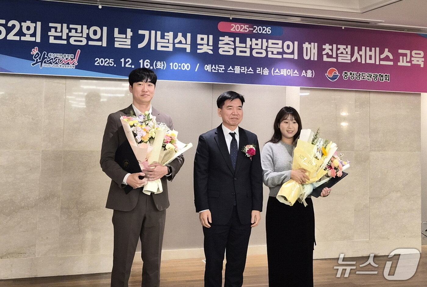 본문 이미지 - 심승우 주무관(왼쪽)도 개인상을 수상하고 기념촬영을 하고 있다.(태안군 제공. 재판매 및 DB금지)2025.12.18/뉴스1