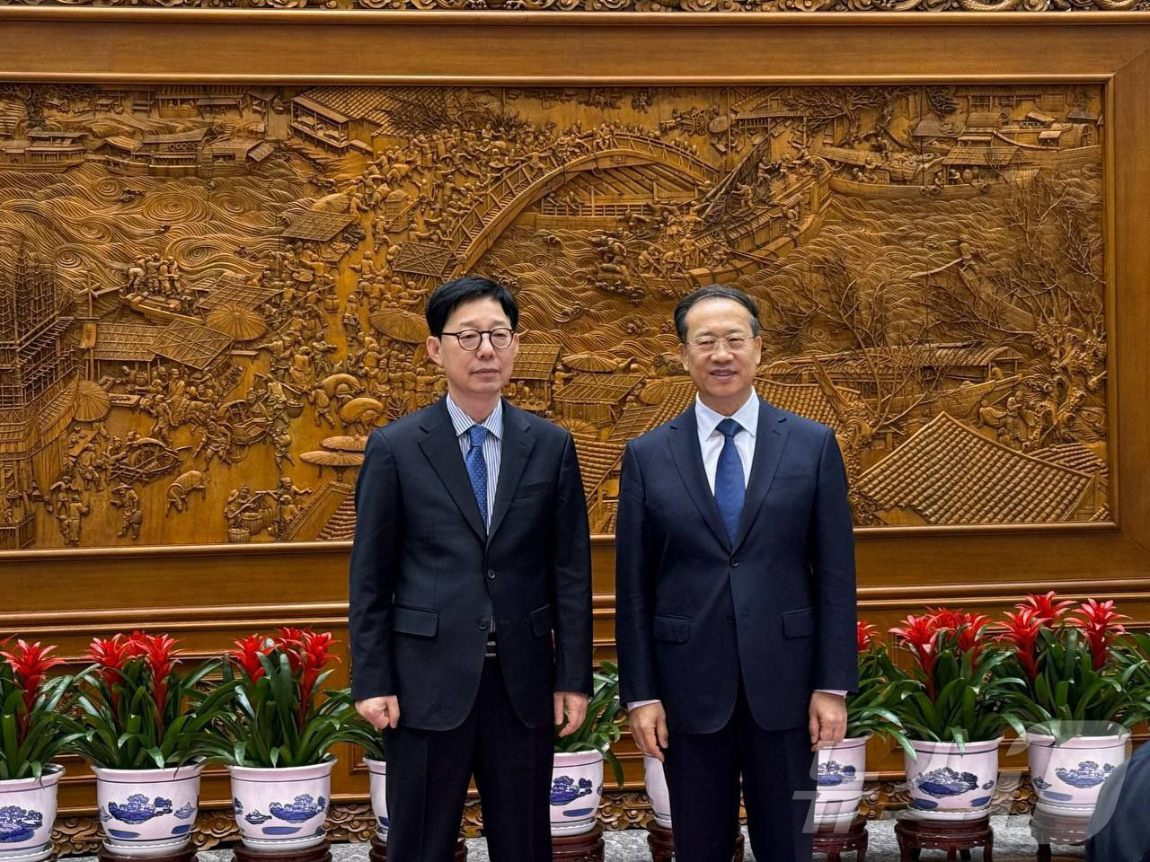 (서울=뉴스1) = 박윤주 외교부 제1차관이 18일(현지시간) 중국 베이징에서 열린 '제11차 한중 외교차관 전략대화'에서 마자오쉬 중국 외교부 상무부부장(오른쪽)과 기념 촬영하고 …