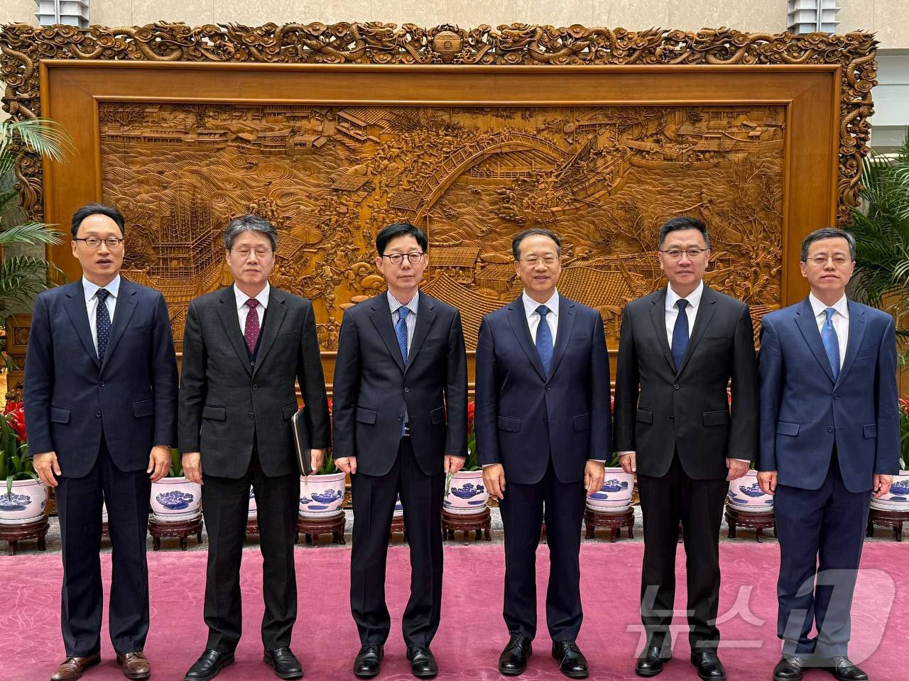 (서울=뉴스1) = 박윤주 외교부 제1차관이 18일(현지시간) 중국 베이징에서 열린 '제11차 한중 외교차관 전략대화'에서 마자오쉬 중국 외교부 상무부부장(왼쪽 네 번째)을 비롯한 …