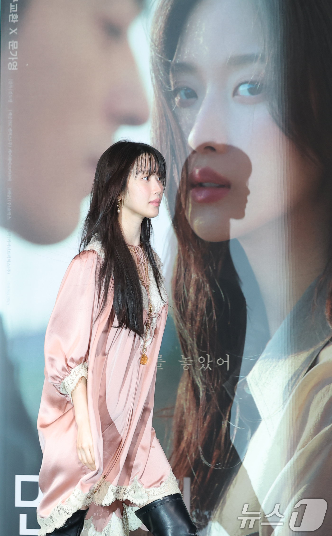 (서울=뉴스1) 권현진 기자 = 배우 문가영이 18일 서울 용산구 용산아이파크몰 CGV에서 열린 영화 ’만약에 우리‘(감독 김도영) 언론시사회에 참석하고 있다.’만약에 우리‘는 뜨 …