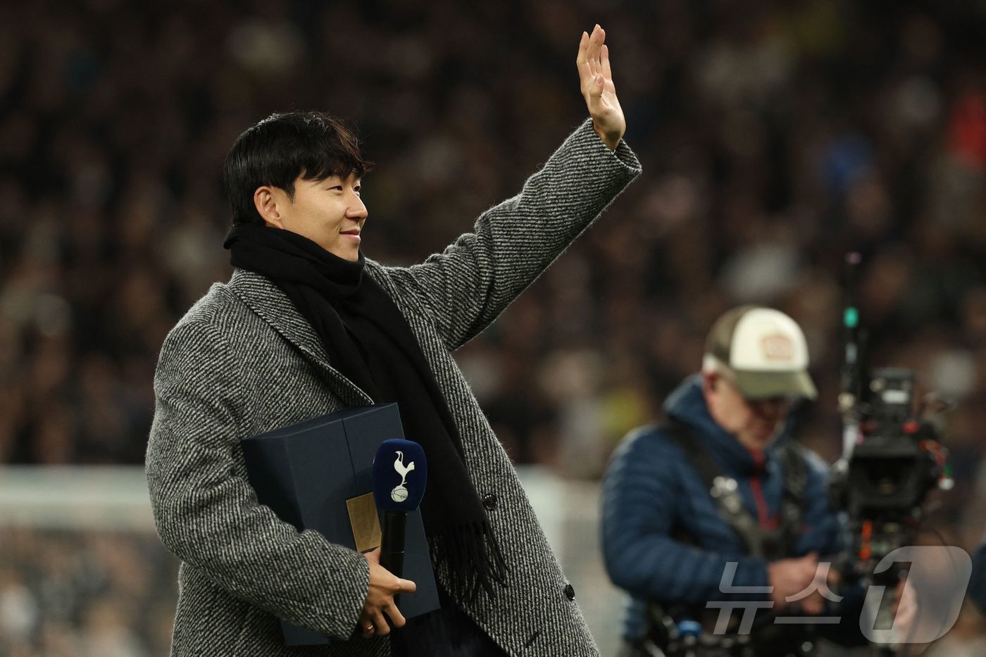 본문 이미지 - 토트넘 구단을 찾아 인사한 손흥민 ⓒ AFP=뉴스1