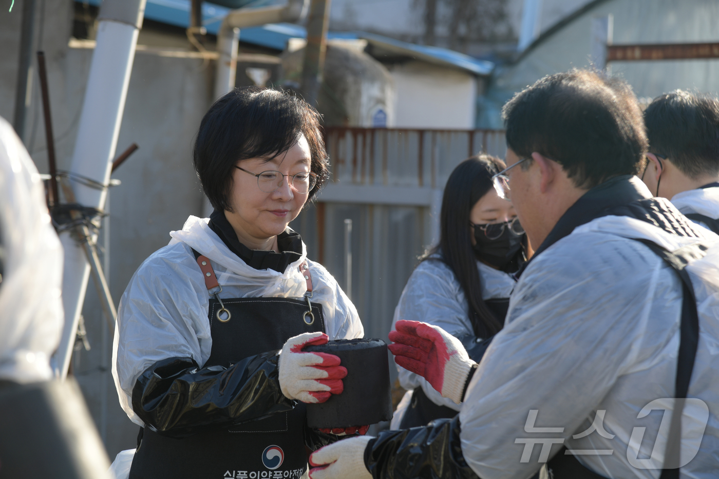 (서울=뉴스1) = 식품의약품안전처가 18일 연말연시를 맞아 배달이 어려운 곳에 있는 기초생활보장 수급자, 차상위, 저소득 독거노인 가정에 연탄을 전달하는 ‘제3회 사랑의 연탄배달 …