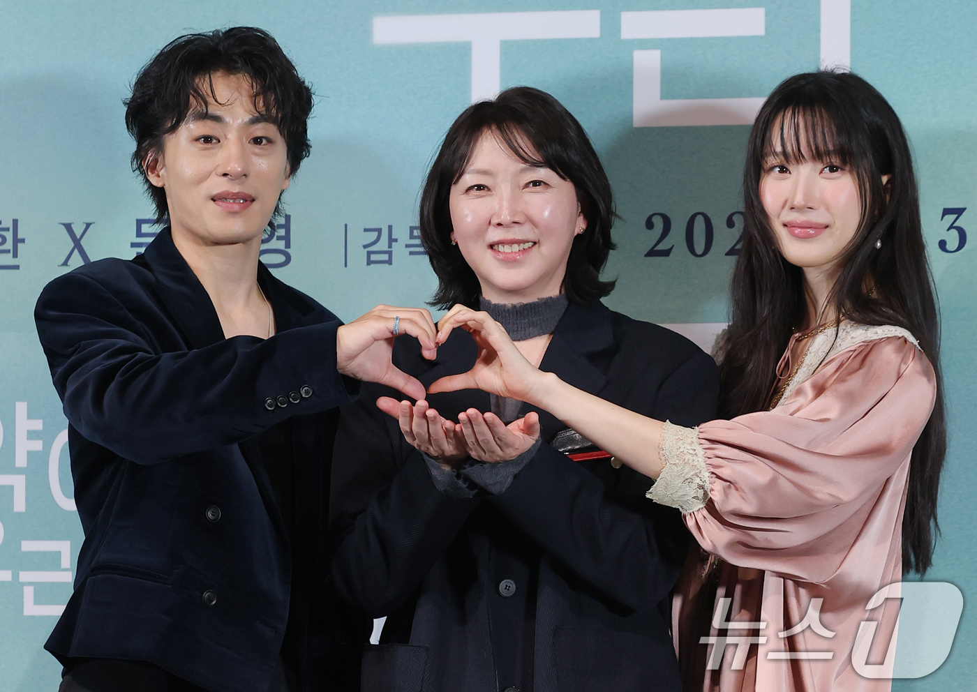 (서울=뉴스1) 권현진 기자 = 배우 구교환(왼쪽부터)과 김도영 감독, 문가영이 18일 서울 용산구 용산아이파크몰 CGV에서 열린 영화 ’만약에 우리‘ 언론시사회에 참석해 포즈를 …