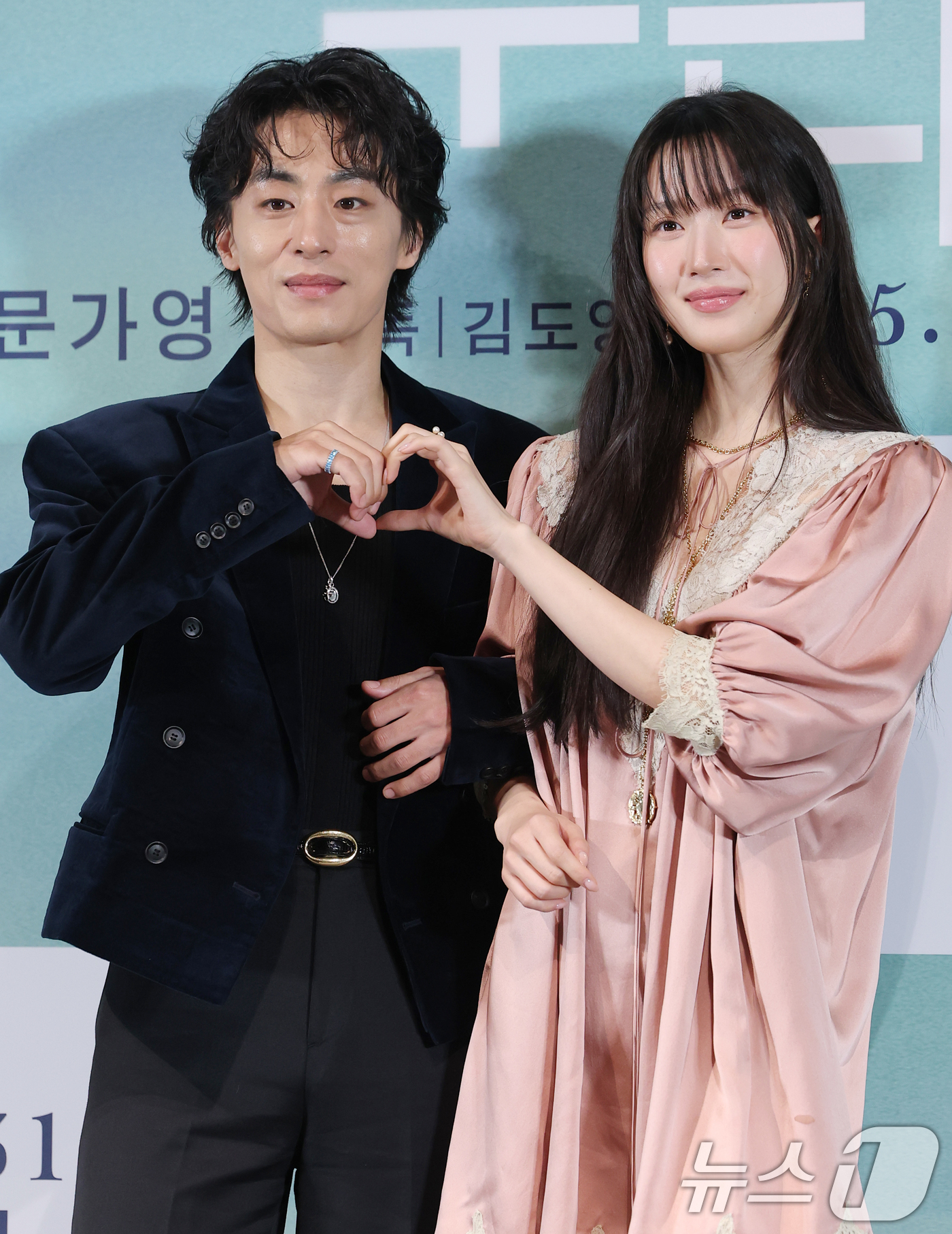 (서울=뉴스1) 권현진 기자 = 배우 구교환(왼쪽)과 문가영이 18일 서울 용산구 용산아이파크몰 CGV에서 열린 영화 ’만약에 우리‘ 언론시사회에 참석해 포즈를 취하고 있다.’만약 …