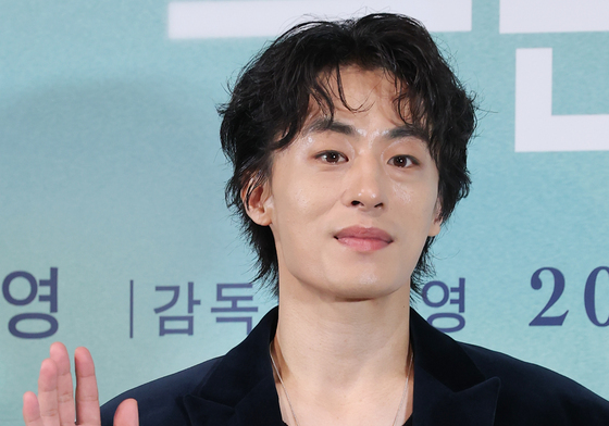 구교환, 부드러운 손 인사