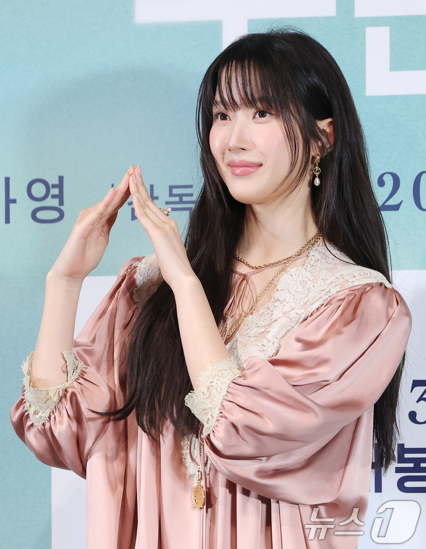 (서울=뉴스1) 권현진 기자 = 배우 문가영이 18일 서울 용산구 용산아이파크몰 CGV에서 열린 영화 ’만약에 우리‘ 언론시사회에 참석해 포즈를 취하고 있다.’만약에 우리‘는 뜨겁 …