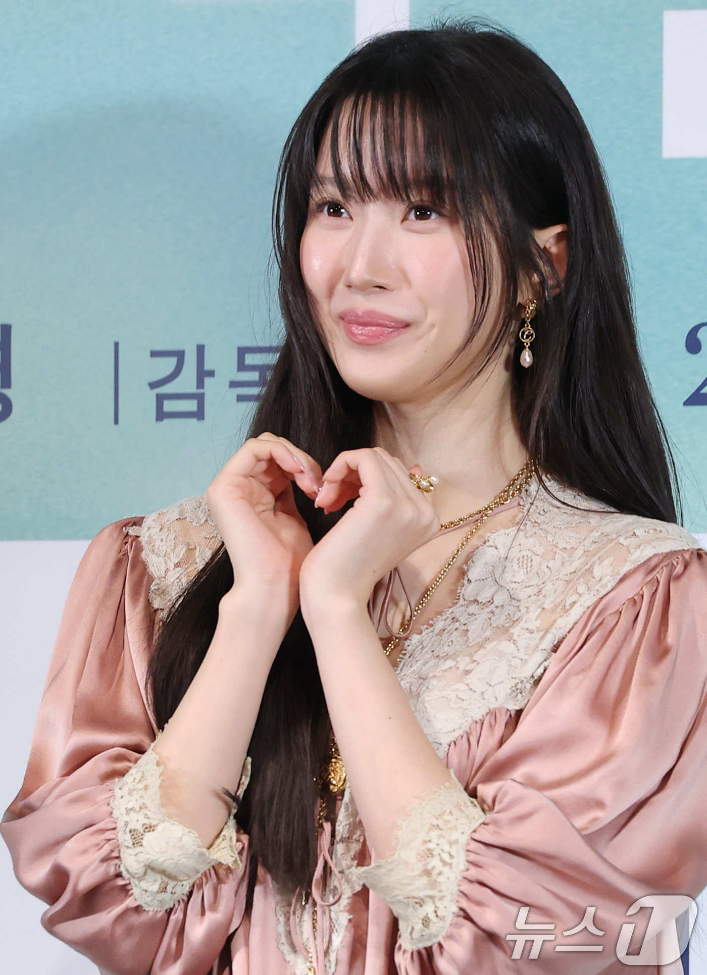 (서울=뉴스1) 권현진 기자 = 배우 문가영이 18일 서울 용산구 용산아이파크몰 CGV에서 열린 영화 ’만약에 우리‘ 언론시사회에 참석해 포즈를 취하고 있다.’만약에 우리‘는 뜨겁 …