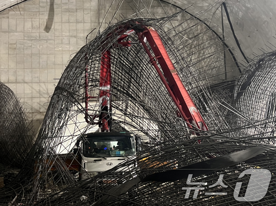 (서울=뉴스1) = 신안산선 지하공사 현장에서 다량의 철근이 낙하해 50대 작업자 1명이 심정지 상태에 빠지는 등 노동자들이 다치는 사고가 발생했다.소방과 경찰에 따르면 18일 오 …