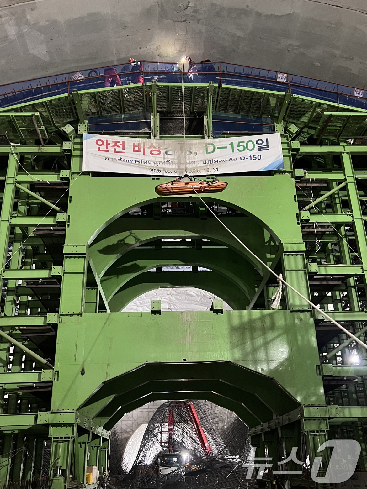 (서울=뉴스1) = 신안산선 지하공사 현장에서 다량의 철근이 낙하해 50대 작업자 1명이 심정지 상태에 빠지는 등 노동자들이 다치는 사고가 발생했다.소방과 경찰에 따르면 18일 오 …