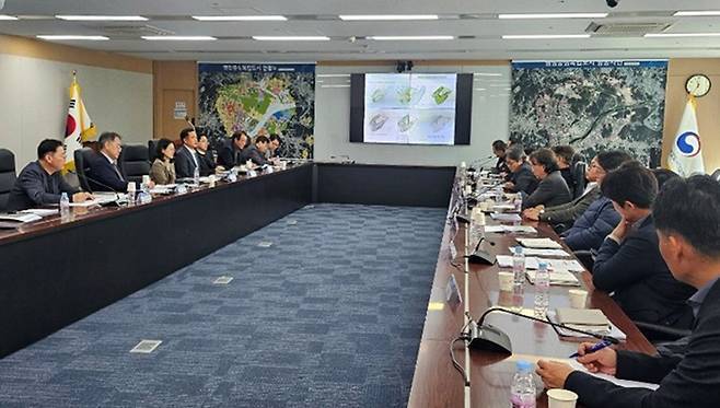본문 이미지 - 18일 열린 중앙공원 2단계 공사 관련 회의. (행복청 제공.  재판매 및 DB 금지))