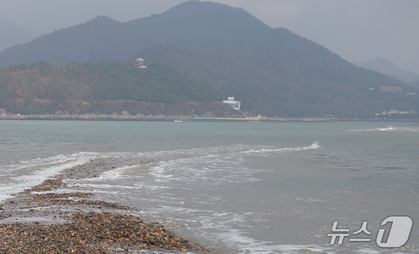 본문 이미지 - 열리는 바닷길.건너편이 고군면 회동마을.2025.12.19/뉴스1 ⓒ News1 조영석 기자  
