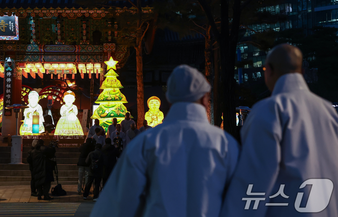 (서울=뉴스1) 김민지 기자 = 18일 서울 종로구 조계사 앞에 설치된 크리스마스 점등 트리가 환한 불빛을 밝히고 있다. 2025.12.18/뉴스1