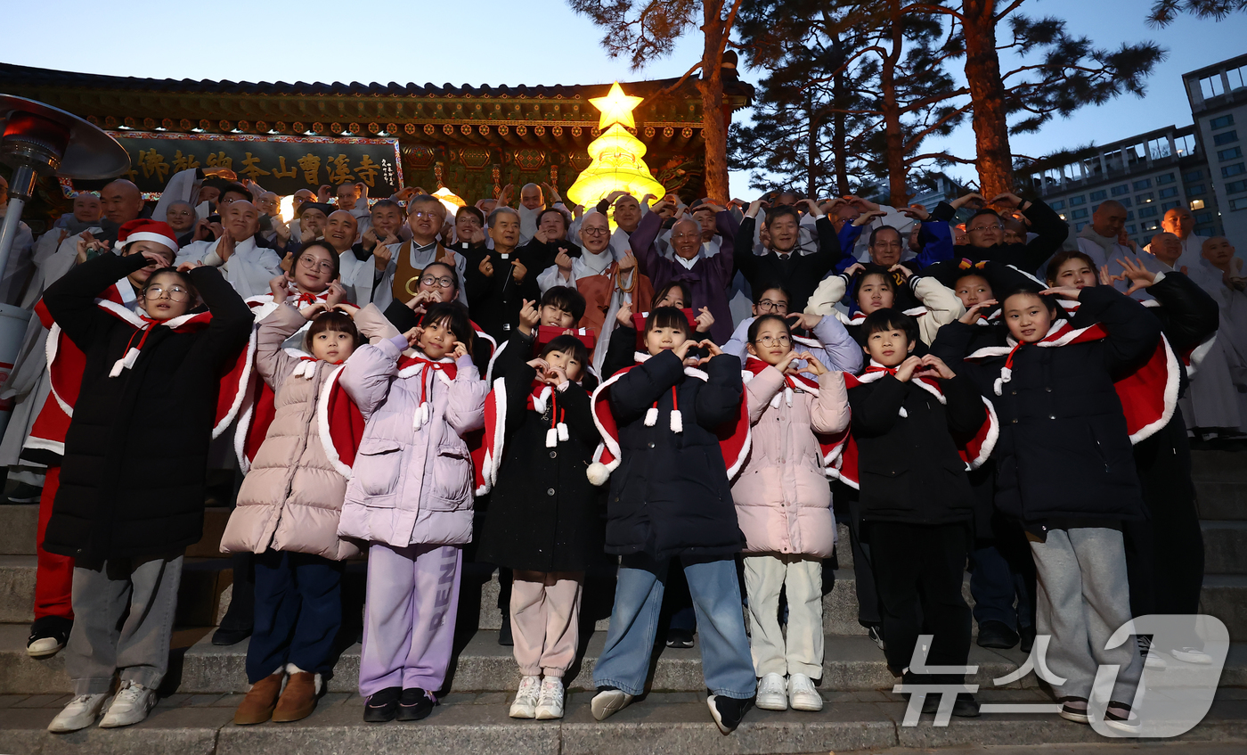 (서울=뉴스1) 김민지 기자 = 대한불교조계종 총무원장 진우스님이 18일 서울 종로구 조계사에서 열린 크리스마스 트리 점등식에서 종교 지도자, 합창단 어린이 등과 트리를 점등한 뒤 …