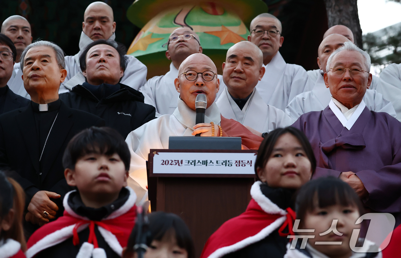 (서울=뉴스1) 김민지 기자 = 대한불교조계종 총무원장 진우스님이 18일 서울 종로구 조계사에서 열린 크리스마스 트리 점등식에서 인사말을 하고 있다. 2025.12.18/뉴스1