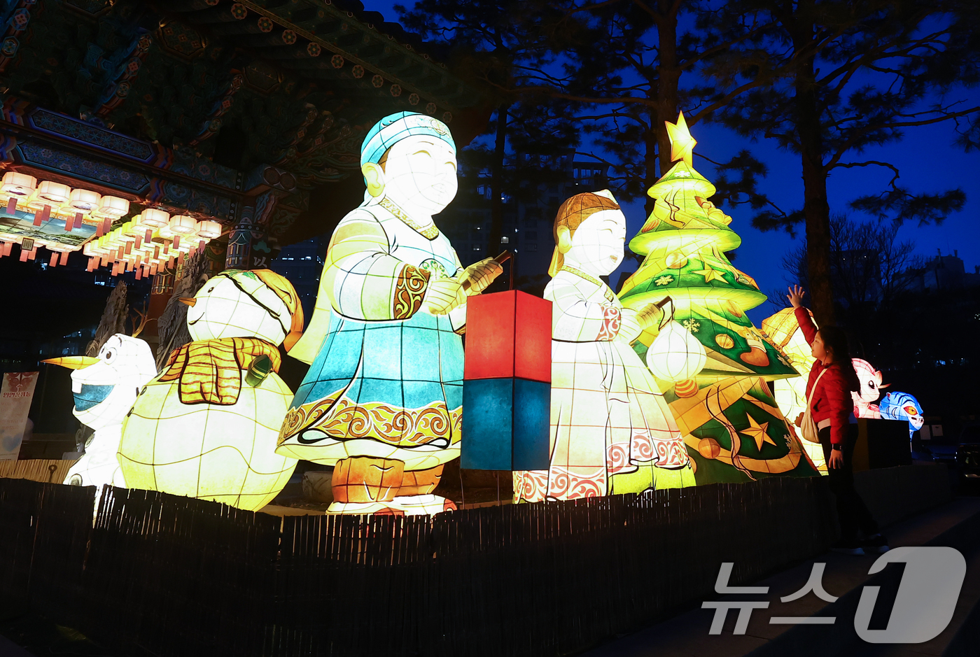 (서울=뉴스1) 김민지 기자 = 18일 서울 종로구 조계사 앞에 설치된 크리스마스 점등 트리가 환한 불빛을 밝히고 있다. 2025.12.18/뉴스1