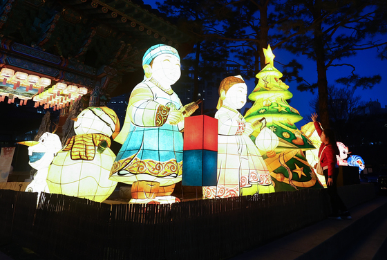 불빛 밝힌 조계사 크리스마스 트리