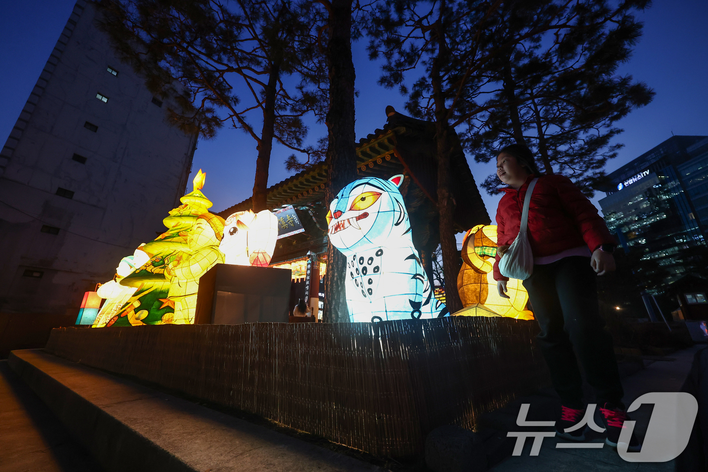 (서울=뉴스1) 김민지 기자 = 18일 서울 종로구 조계사 앞에 설치된 크리스마스 점등 트리가 환한 불빛을 밝히고 있다. 2025.12.18/뉴스1