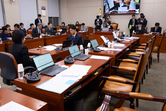 민주, 허위정보 유통금지 재차 손질…"과도한 자유 침해 판결 반영"