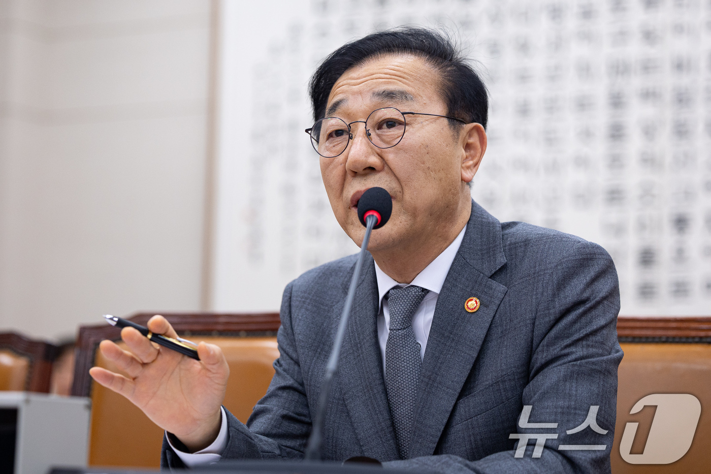 (서울=뉴스1) 유승관 기자 = 김윤덕 국토교통부 장관이 18일 서울 여의도 국회에서 열린 제430회 국회(임시회) 법제사법위원회 제2차 전체회의에서 의원 질의에 답하고 있다. 2 …