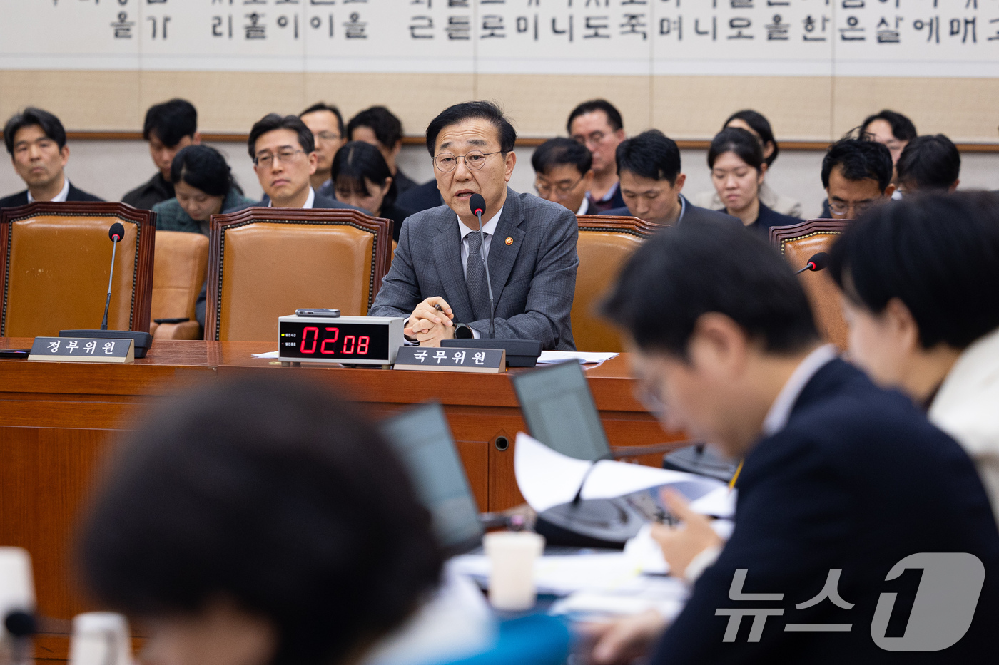 (서울=뉴스1) 유승관 기자 = 김윤덕 국토교통부 장관이 18일 서울 여의도 국회에서 열린 제430회 국회(임시회) 법제사법위원회 제2차 전체회의에서 의원 질의에 답하고 있다. 2 …