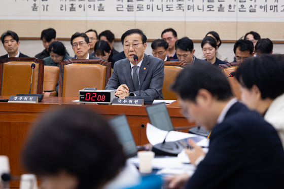 질의 답하는 김윤덕 장관