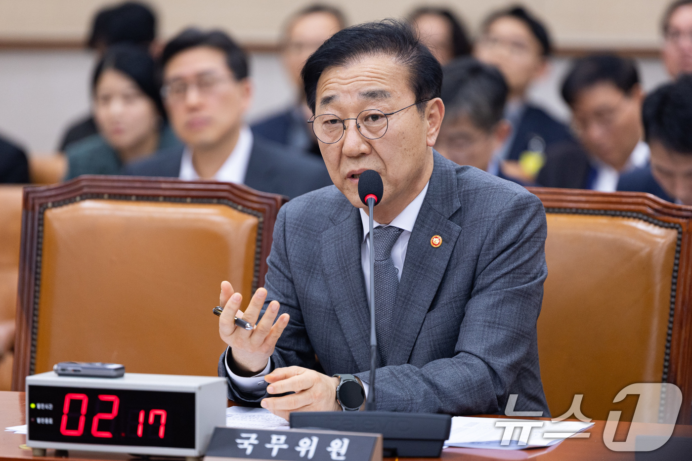 (서울=뉴스1) 유승관 기자 = 김윤덕 국토교통부 장관이 18일 서울 여의도 국회에서 열린 제430회 국회(임시회) 법제사법위원회 제2차 전체회의에서 의원 질의에 답하고 있다. 2 …