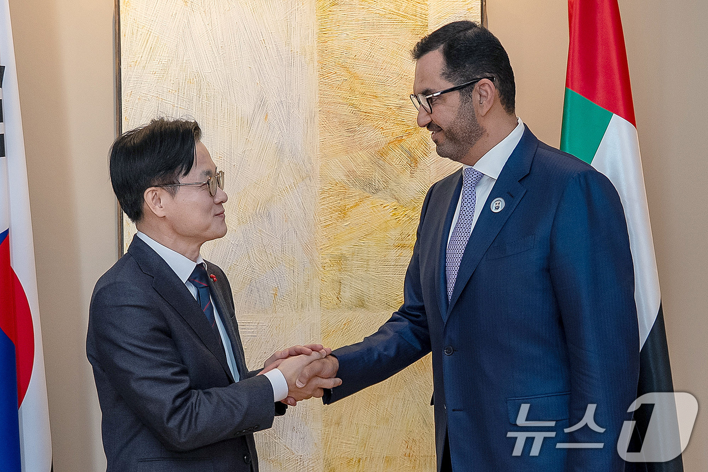 (서울=뉴스1) = 김정관 산업통상부 장관이 18일 서울 소공동 롯데호텔에서 술탄 알 자베르(Sultan Al Jaber) UAE 산업첨단기술부 장관 겸 아부다비 국영석유회사(AD …