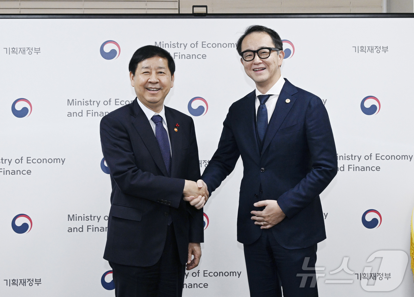 (서울=뉴스1) = 구윤철 경제부총리 겸 기획재정부 장관이 18일 오후 서울 종로구 정부서울청사에서 연례협의차 방한한 야수토 와타나베 아세안+3 역내 거시경제 조사기구(AMRO) …