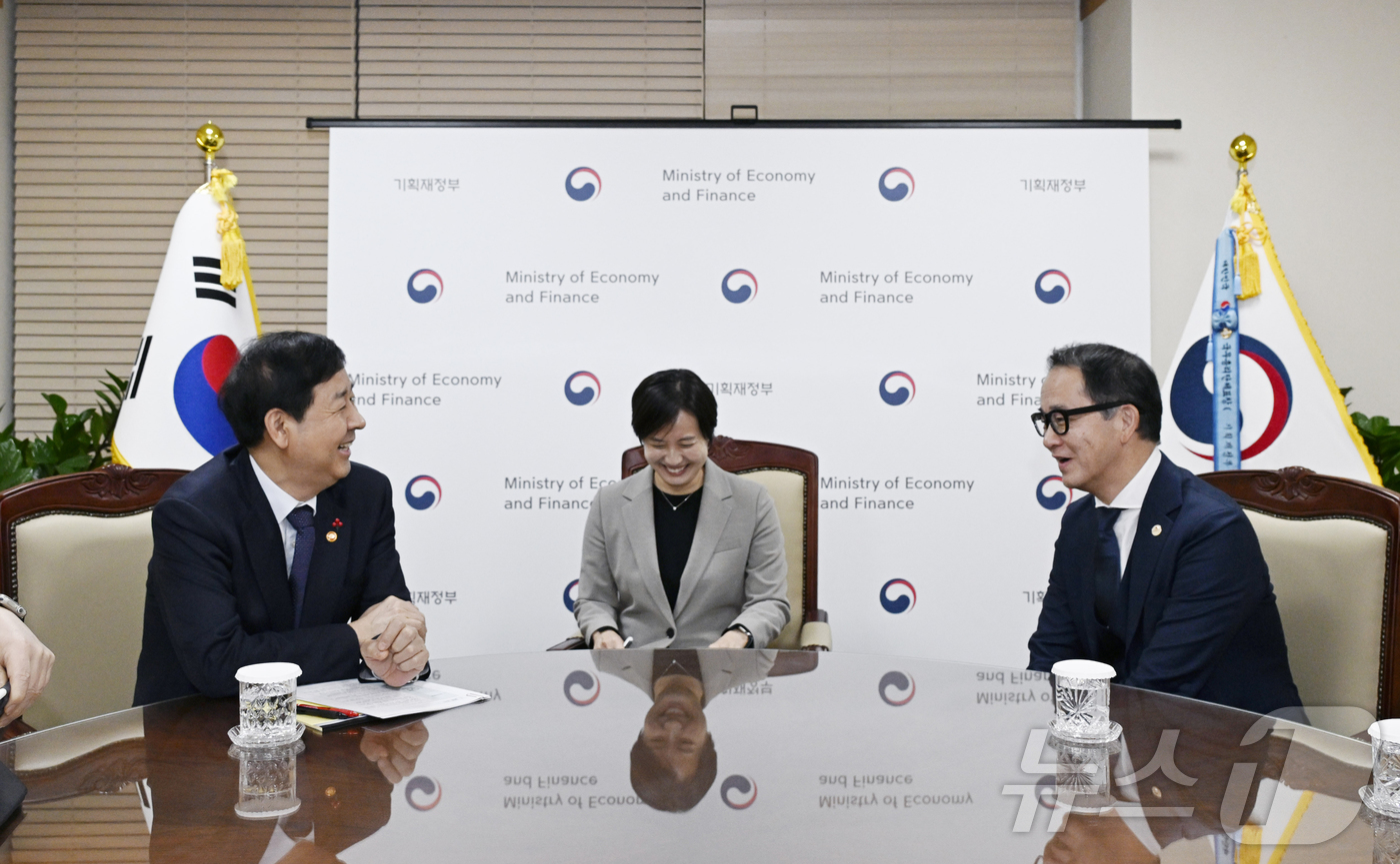 (서울=뉴스1) = 구윤철 경제부총리 겸 기획재정부 장관이 18일 오후 서울 종로구 정부서울청사에서 연례협의차 방한한 야수토 와타나베 아세안+3 역내 거시경제 조사기구(AMRO) …