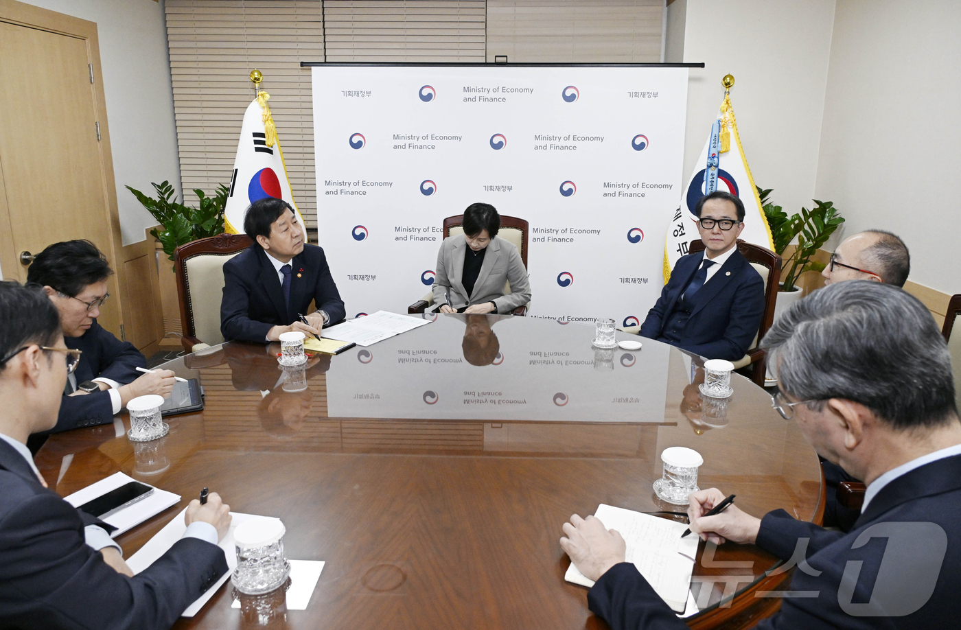 (서울=뉴스1) = 구윤철 경제부총리 겸 기획재정부 장관이 18일 오후 서울 종로구 정부서울청사에서 연례협의차 방한한 야수토 와타나베 아세안+3 역내 거시경제 조사기구(AMRO) …