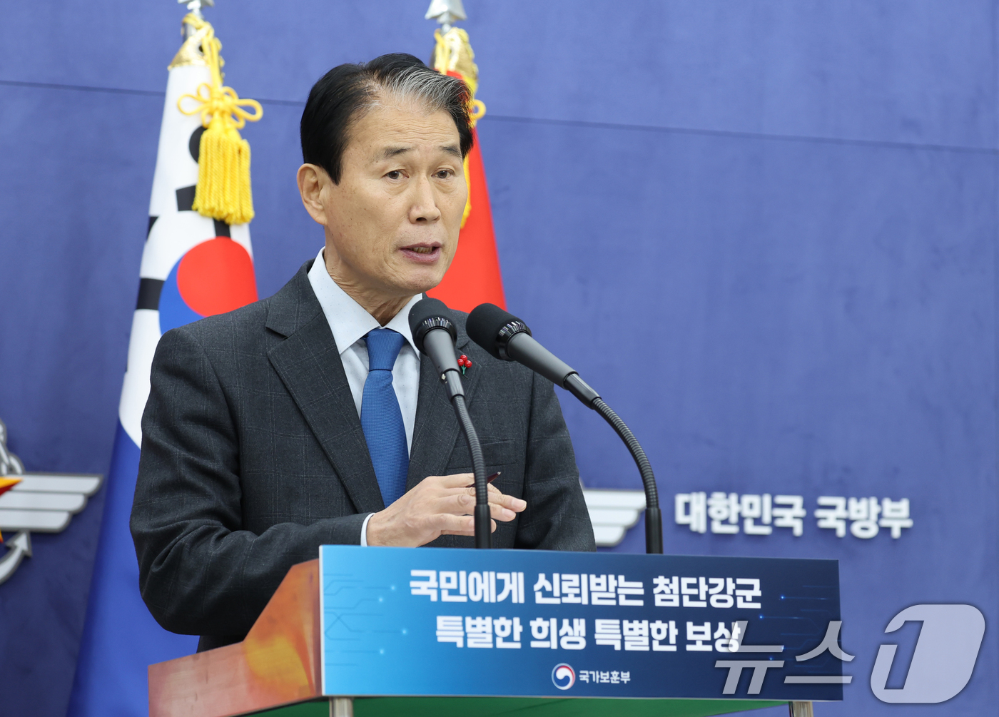 (서울=뉴스1) = 권오을 국가보훈부 장관이 18일 오후 서울시 용산구 국방부 브리핑룸에서 열린 국가보훈부 국방부 업무보고 관련 합동 사후 브리핑을 하고 있다.  (국가보훈부 제공 …