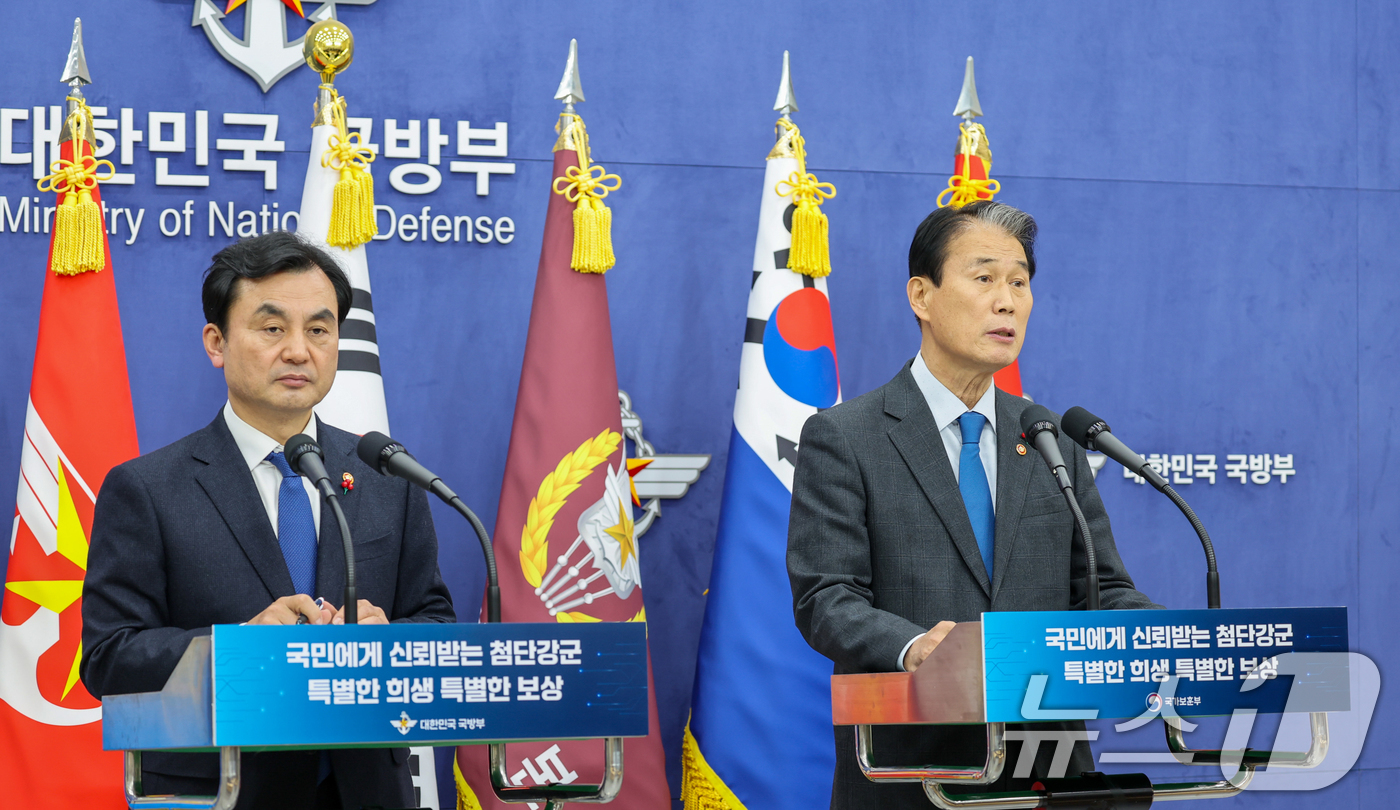 (서울=뉴스1) = 권오을 국가보훈부 장관이 18일 오후 서울시 용산구 국방부 브리핑룸에서 열린 국가보훈부 국방부 업무보고 관련 합동 사후 브리핑을 하고 있다. 왼쪽은 안규백 국방 …