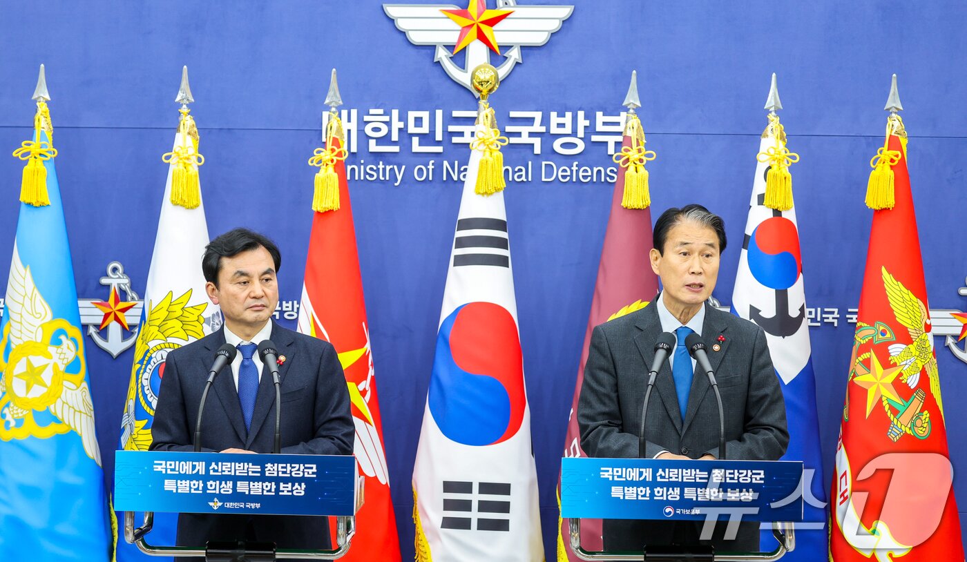 본문 이미지 - 안규백 국방부 장관(왼쪽)과 권오을 국가보훈부 장관. (국가보훈부 제공. 재판매 및 DB 금지) 2025.12.18 ⓒ 뉴스1