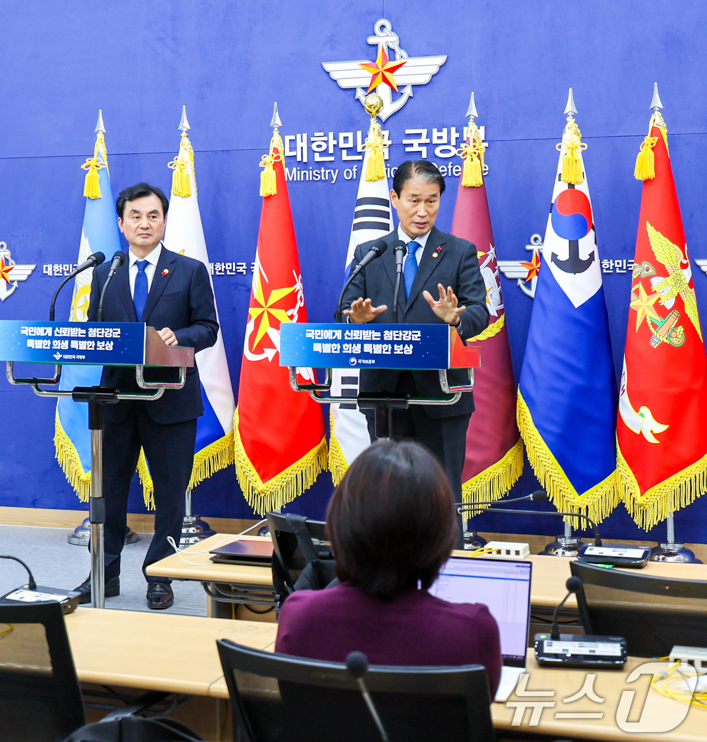 (서울=뉴스1) = 권오을 국가보훈부 장관이 18일 오후 서울시 용산구 국방부 브리핑룸에서 열린 국가보훈부 국방부 업무보고 관련 합동 사후 브리핑을 하고 있다. 왼쪽은 안규백 국방 …