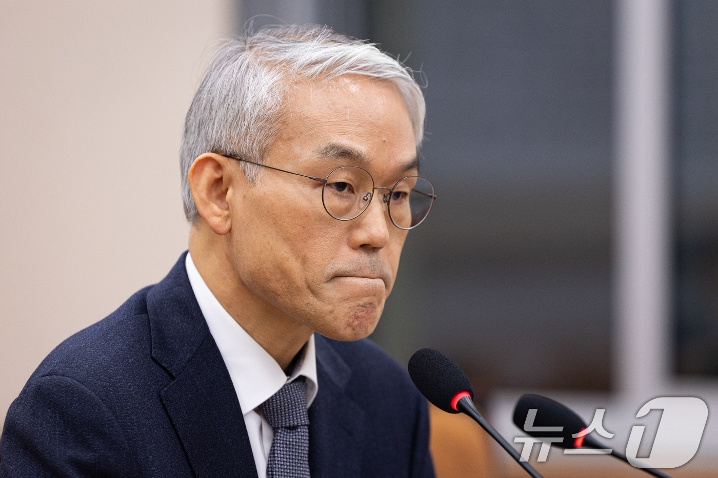 (서울=뉴스1) 유승관 기자 = 천대엽 법원행정처장이 18일 서울 여의도 국회에서 열린 제430회 국회(임시회) 법제사법위원회 제2차 전체회의에서 굳은 표정으로 의원 질의를 듣고 …