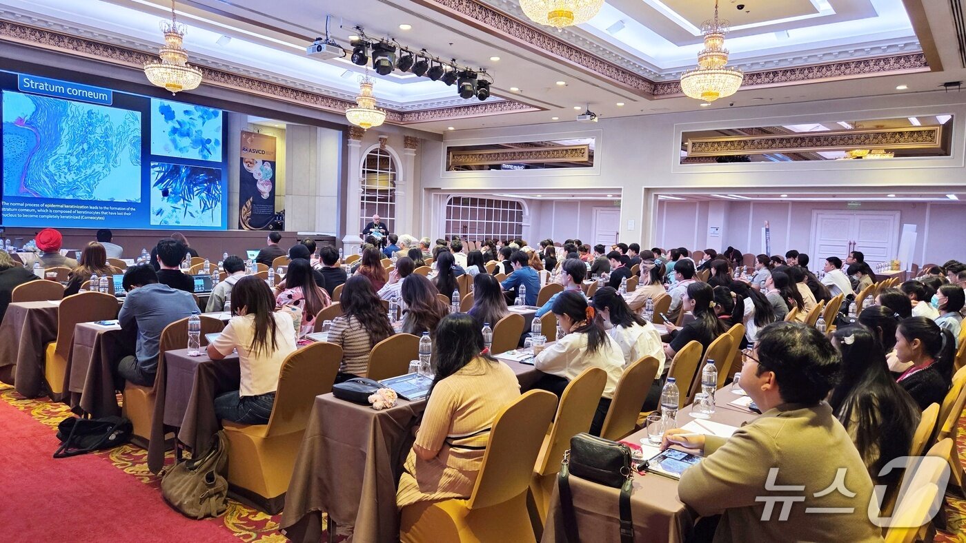 본문 이미지 - 프란체스코 알바니즈 교수가 9일 열린 아시아수의임상피부학회에서 강연을 하고 있다. ⓒ 뉴스1