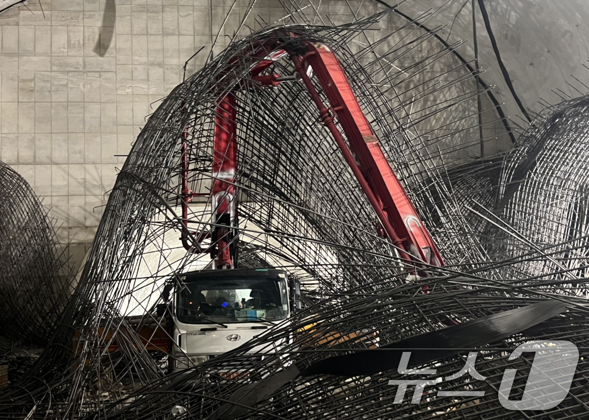 (서울=뉴스1) = 18일 오후 서울 영등포구 여의도역 신안산선 공사현장 지하 70m 지점에서 철근이 무너져 있다. 이 사고로 매몰된 50대 남성이 사망했다. (서울소방재난본부 제 …