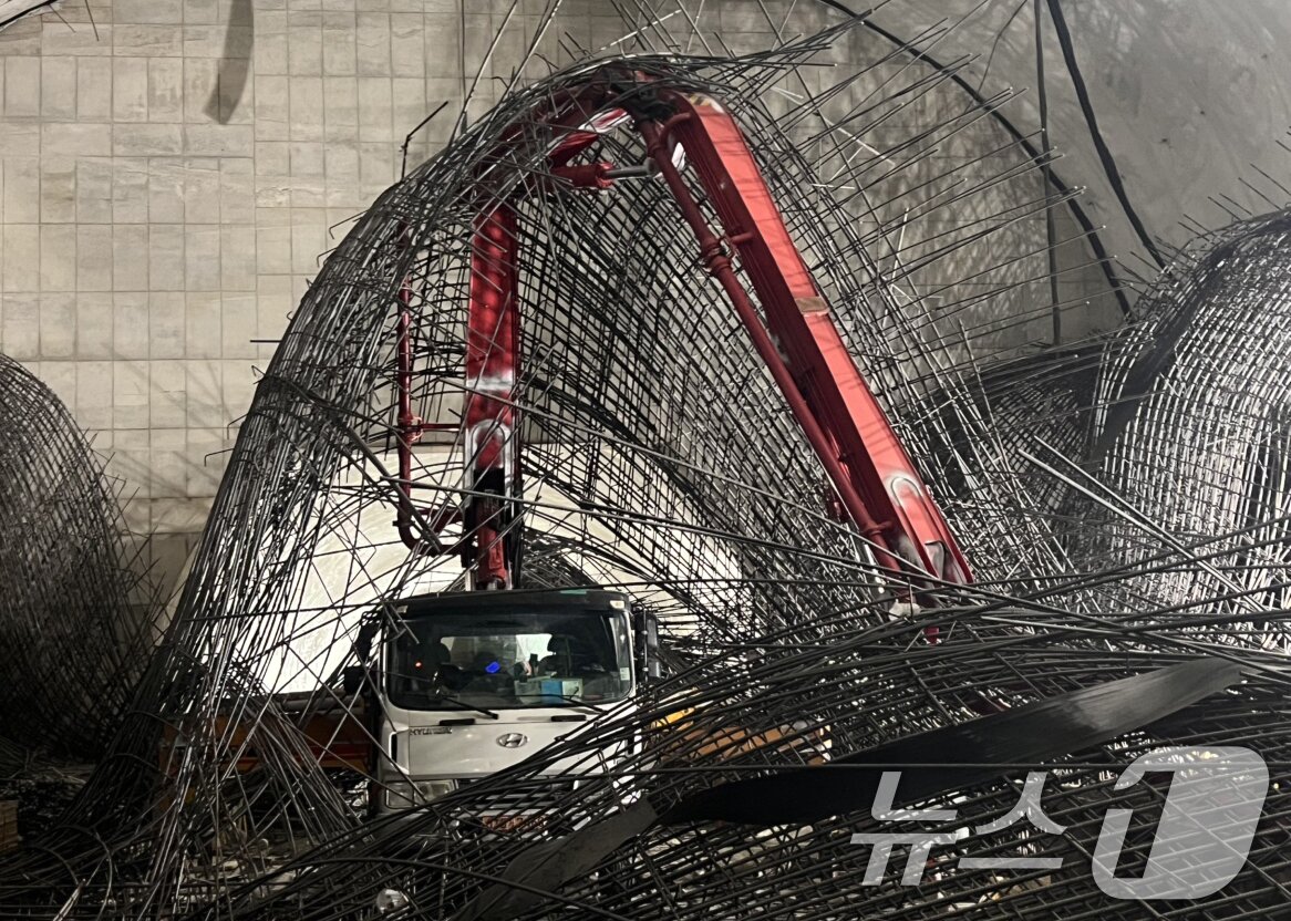 본문 이미지 - 18일 오후 서울 영등포구 여의도역 신안산선 공사현장 지하 70m 지점에서 철근이 무너져 있다. 이 사고로 매몰된 50대 남성이 사망했다. (서울소방재난본부 제공. 재판매 및 DB 금지) 2025.12.18 ⓒ 뉴스1