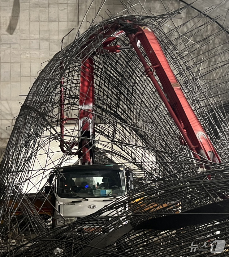 (서울=뉴스1) = 18일 오후 서울 영등포구 여의도역 신안산선 공사현장 지하 70m 지점에서 철근이 무너져 있다. 이 사고로 매몰된 50대 남성이 사망했다. (서울소방재난본부 제 …