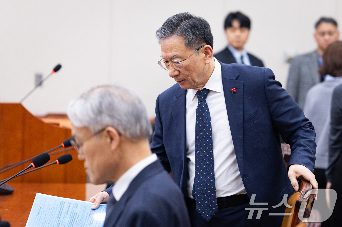 (서울=뉴스1) 유승관 기자 = 정성호 법무부 장관이 18일 서울 여의도 국회에서 열린 제430회 국회(임시회) 법제사법위원회 제2차 전체회의에 출석하고 있다. 2025.12.18 …